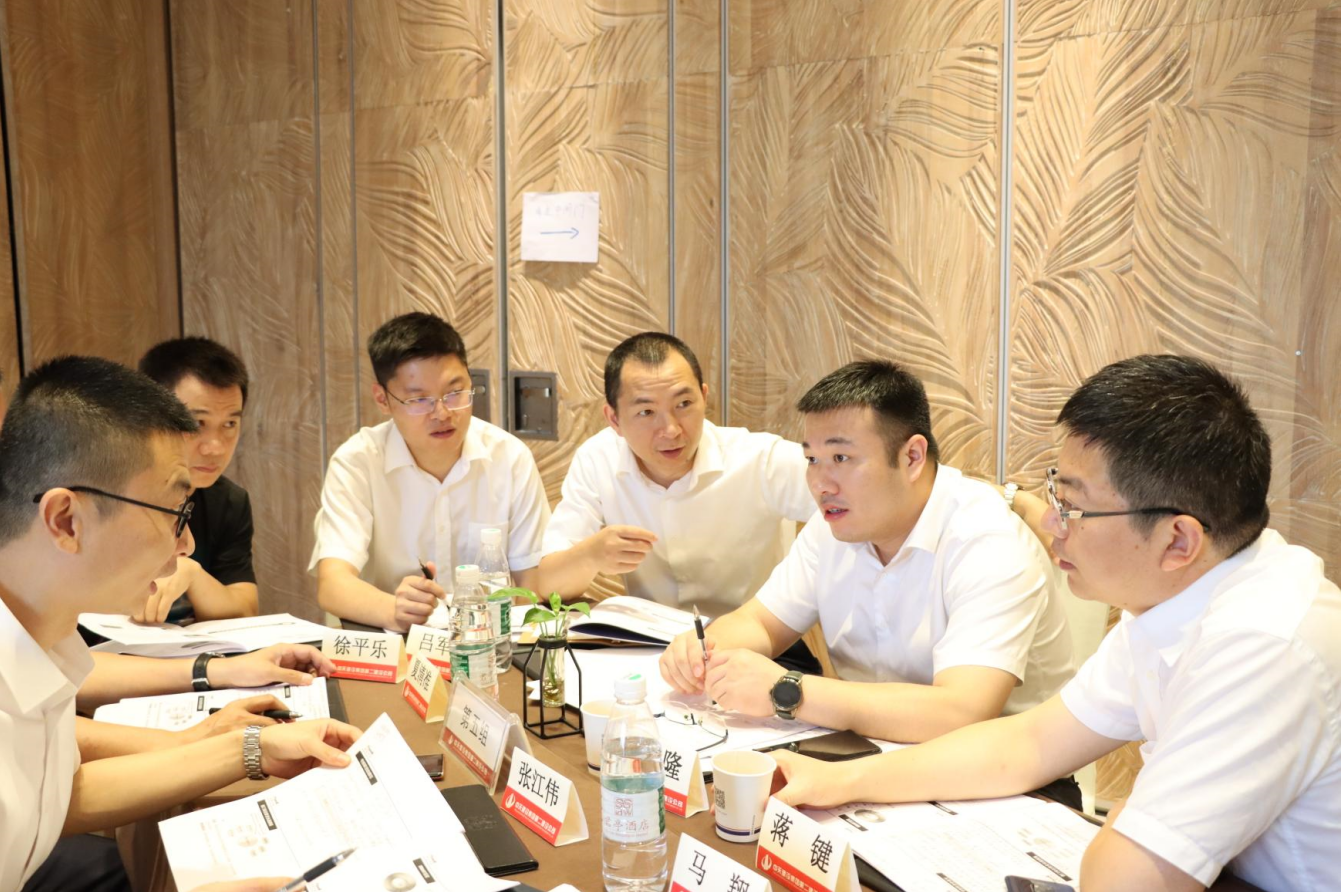 2021年6月25日-26日，尊龙·Z6二建组织开展了2021年中高层主管执行力培训。本次培训特邀清华、北大、上海交大总裁班讲师，中国企业家协会特聘高级讲师许晋老师进行授课。